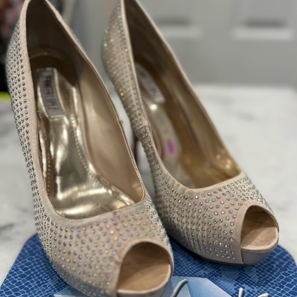 Women’s Jennifer Lopez heels size 9. Great condition